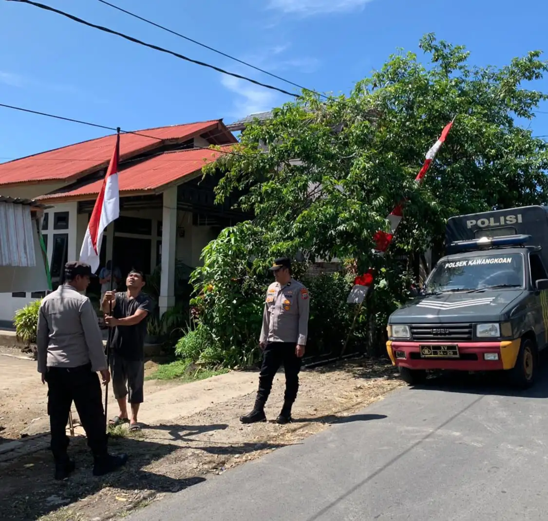 Personel Polsek Kawangkoan Himbau Warga Pasang Bendera Merah Putih Menyambut HUT RI ke-80